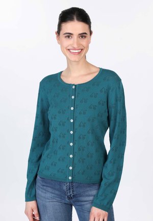 Türkis gestrickte Strickjacke mit langen Ärmeln, rundem Halsausschnitt, vorderem Knopfverschluss und strukturiertem Muster aus kleinen Kirschen über das gesamte Kleidungsstück.