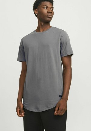 Grå crew-neck t-shirt lavet af blødt stof, med korte ærmer og buet kant. Lille mærke syet på nederste venstre side.
