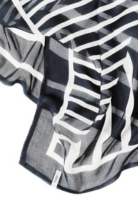 Écharpe légère et transparente présentant un motif géométrique bleu marine et blanc aux lignes audacieuses. Les bords sont finis, avec une étiquette marquée sur un côté.