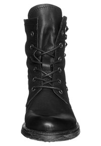 Černé kožené kotníkové boty s šněrováním vpředu, kulatou špičkou, bočními kovovými detaily a texturovaným svrškem pro zajímavost.