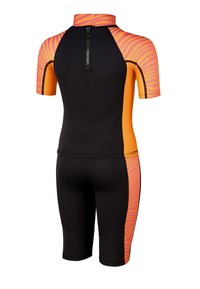 Combinaison de plongée à manches courtes noire et orange avec des panneaux d'épaule rayés roses et une fermeture éclair dans le dos, conçue pour les sports nautiques.