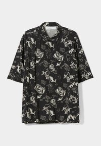 Camisa negra de manga corta con diseños astrológicos y míticos en blanco; tela ligera con un ajuste holgado y cierre de botones en el cuello.