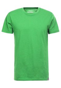 Grøn bomulds T-shirt med rund hals, korte ærmer og lige kant. Har en lille stribet detalje nederst til venstre.