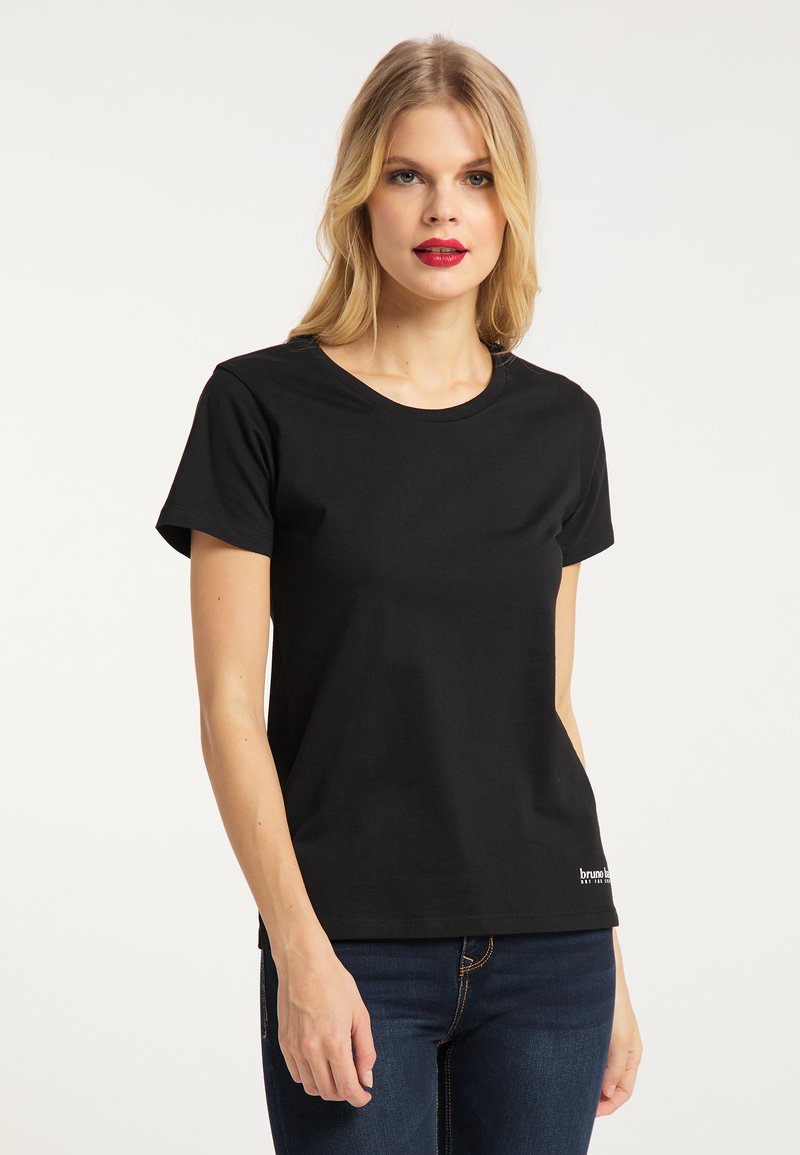 Sort bomulds t-shirt med korte ærmer og rund halsudskæring, med et lille hvidt logo ved kanten. Blød og glat tekstur.