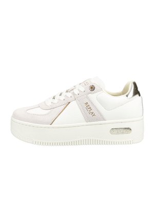 Bílý teniskový platformový model se šněrováním vpředu, s semišovými a koženými panely, kovovým akcentem na patě a značkou „Replay“ na boku i podešvi.