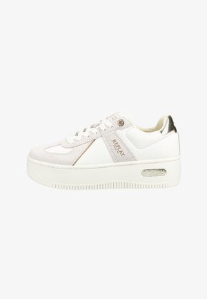 Sneaker platform bianco con lacci frontali, pannelli in suede e pelle, dettaglio metallico sul tallone e marchio "Replay" sul lato e sulla suola.