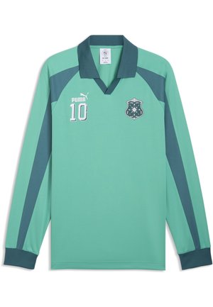 Sportowa koszulka z długim rękawem w kolorze zielononiebieskim z ciemnozielonym kołnierzem i paskami, białym logo Puma, numerem 10 oraz herbem drużyny sportowej na piersi.