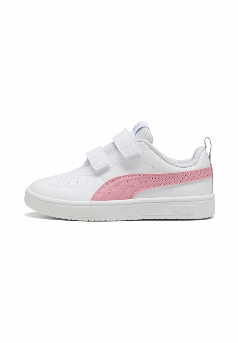 Zapatilla blanca con acentos rosas y dos correas de Velcro. Cuenta con una puntera texturizada y un logo en el lado y la parte trasera. Suela de goma.