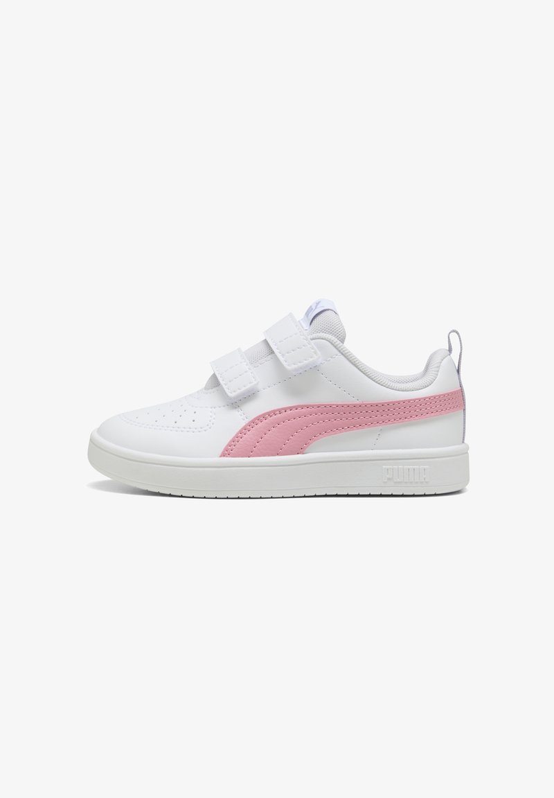 Baskets blanches avec des accents roses et deux bandes Velcro. Comprend un embout texturé et un logo sur le côté et à l'arrière. Semelle en caoutchouc.