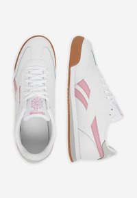Scarpe sportive bianche con accenti rosa e grigi, caratterizzate da un design con lacci e una suola in gomma. Include un dettaglio con il logo di lato.