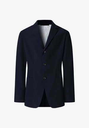 Blazer azul marino para hombre con tres botones al frente, solapas con muesca, bolsillo en el pecho y dos bolsillos parche inferiores, desabrochado, con forro interior claro.
