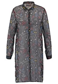 Robe chemise noire transparente avec des motifs floraux rouges, bleus et jaunes, dotée d'un col et de boutons sur le devant, avec des manches longues.