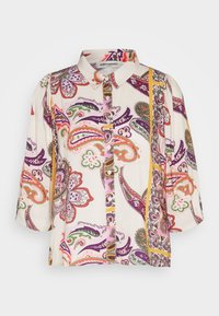 Blouse boutonnée en crème clair, présentant des motifs cachemire vibrants en rose, violet, vert et orange ; avec un col à revers et des manches aux coudes.