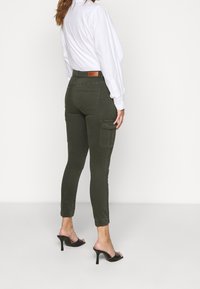 ONLY Petite Cargobyxor - dark green