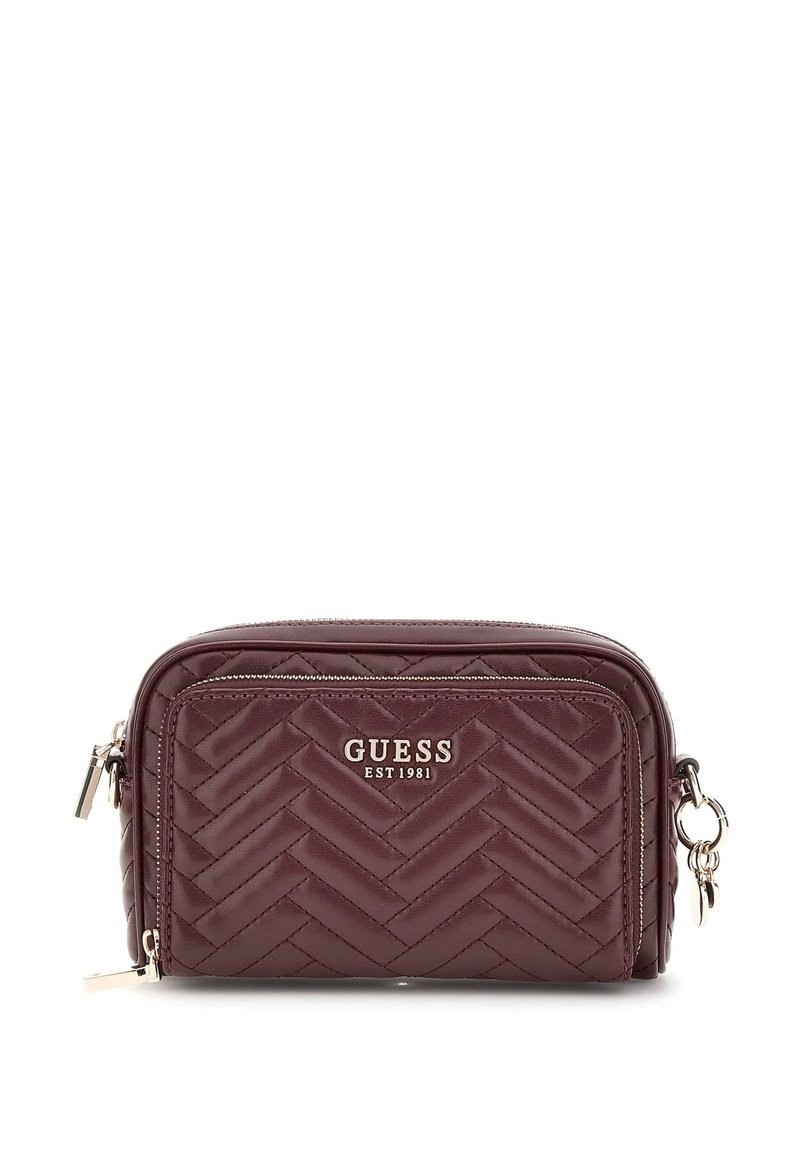 Borsa a tracolla in pelle bordeaux con motivo intrecciato, dettagli in argento, logo frontale e chiusura con zip. Forma rettangolare compatta.
