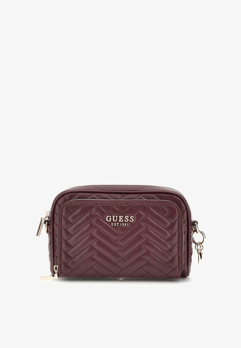 Burgundiszínű bőr crossbody táska szőtt mintázattal, ezüst hardware-rel, elülső logóval és cipzáras záródással. Kompakt téglalap alakú.