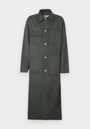 Tmavosivý vlnený kabát s lesklým čiernym koženým golierom, zapínanie na gombíky, dve náprsné vrecká a dve spodné nášivkové vrecká. Dlhé rukávy, dĺžka po kolená.