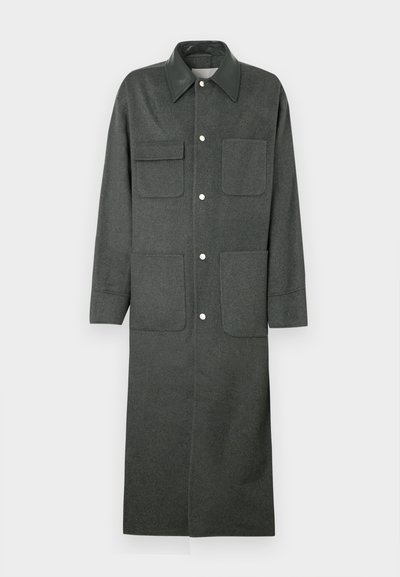 Tmavosivý vlnený kabát s lesklým čiernym koženým golierom, zapínanie na gombíky, dve náprsné vrecká a dve spodné nášivkové vrecká. Dlhé rukávy, dĺžka po kolená.