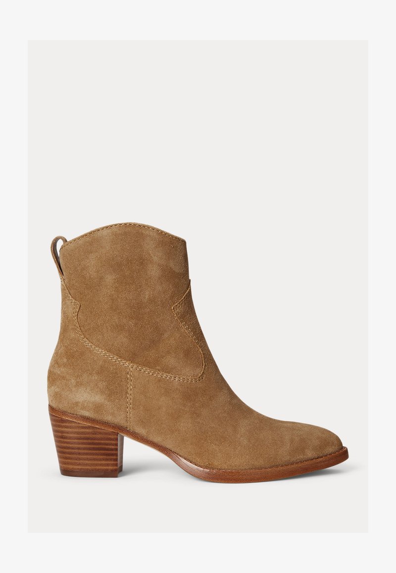 Ankelhøj tan ruskindsstøvle med stablet træblokhæl og trækrem bagpå, vist mod en hvid baggrund.