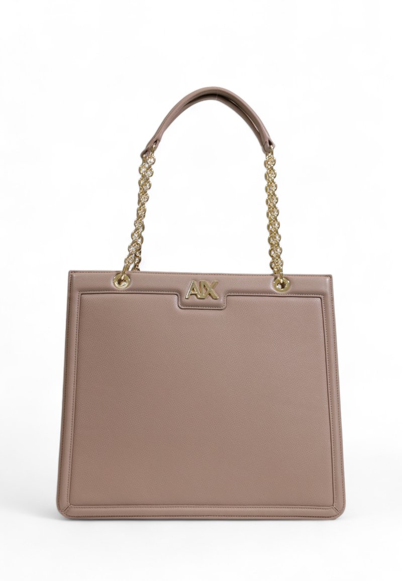 Borsa tote beige con logo inciso, caratterizzata da una forma strutturata, materiale testurizzato e manici a catena dorati.