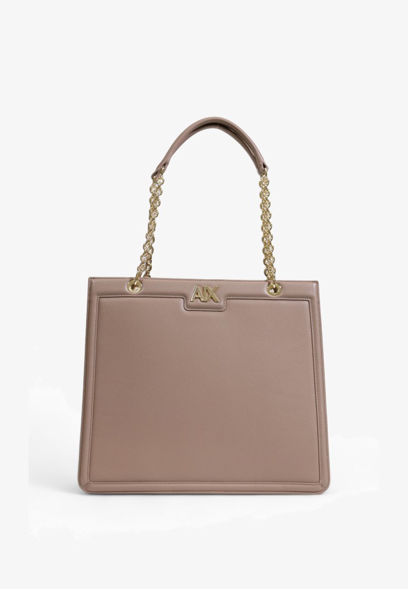 Borsa tote beige con logo inciso, caratterizzata da una forma strutturata, materiale testurizzato e manici a catena dorati.