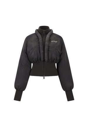 Giacca a vento nera cropped con colletto alto, polsini a costine e chiusura con zip. Caratterizzata da una finitura liscia e testurizzata e un discreto dettaglio con logo.