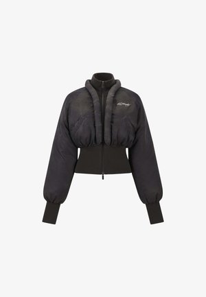 Chaqueta cortavientos negra corta con cuello alto, puños acanalados y cierre de cremallera. Presenta un acabado suave y texturizado, además de un sutil detalle de logo.