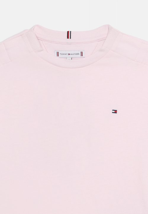 Ανοιχτό ροζ κοντομάνικη μπλούζα Tommy Hilfiger με στρογγυλή λαιμόκοψη, μικρό κεντητό λογότυπο στο στήθος και ετικέτα με τη μάρκα στο εσωτερικό του γιακά.