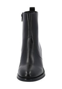 Botín negro de cuero hasta el tobillo con un acabado suave, cremallera lateral, punta redondeada y suela plana, con una lengüeta en la parte trasera para facilitar el calzado.