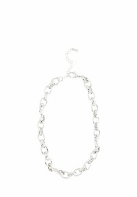 Collar de cadena de metal plateado con eslabones ovalados, que cuenta con un cierre y una cadena de extensión para ajustar la longitud. Textura suave y acabado brillante.