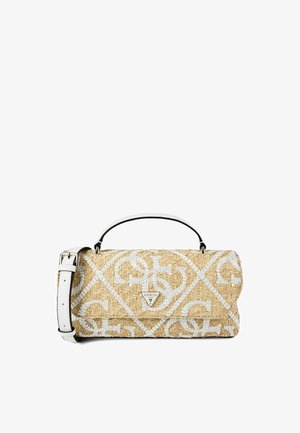 Sac à main tressé beige avec motif blanc, bandoulière blanche, poignée supérieure et logo Guess argenté en forme de triangle sur le rabat avant.