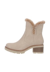 Beige enkelboot met nep-bontafwerking aan de bovenkant, een gladde suede-achtige oppervlakte, ronde neus en een gestapelde blokhak met gestructureerde details.