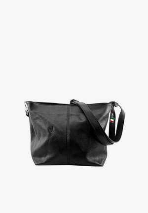 Zwarte crossbodytas van getextureerd leer met verstelbare band en een klein label aan de zijkant met de kleuren van de Italiaanse vlag.