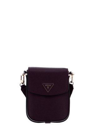 Sac bandoulière GUESS texturé violet foncé avec fermeture à rabat et quincaillerie dorée sur sangle réglable.