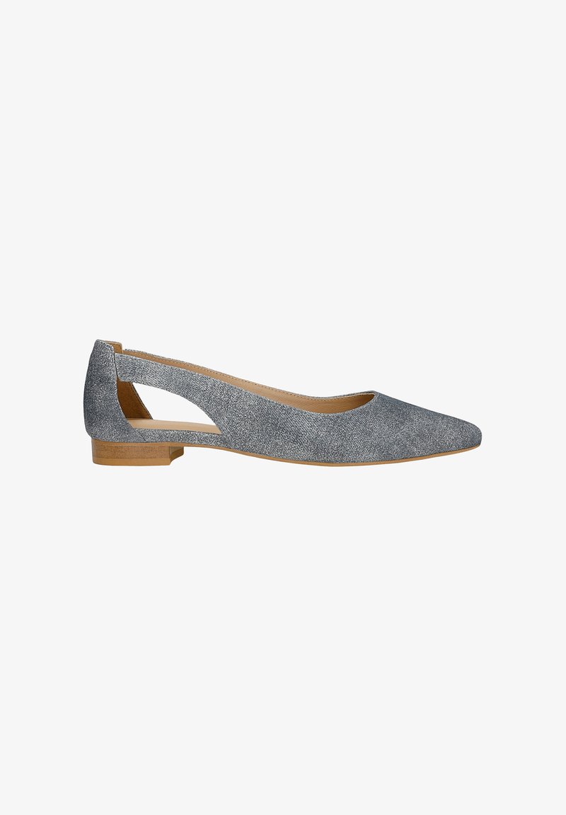 Chaussure plate en daim gris avec un bout pointu, des côtés ouverts et un petit talon en bois. La texture semble douce avec un léger éclat.