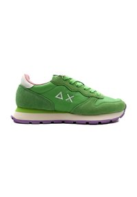 Sneaker verde con tomaia in suede e materiale sintetico, caratterizzata da suola viola, intersuola bianca e dettagli rosa pastello sul colletto e sulla linguetta.