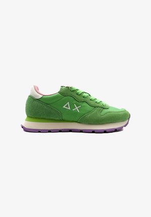 Groene sneaker met een bovenwerk van suede en synthetisch materiaal, voorzien van een paarse buitenzool, witte tussenzool en pastelroze accenten op de kraag en tong.