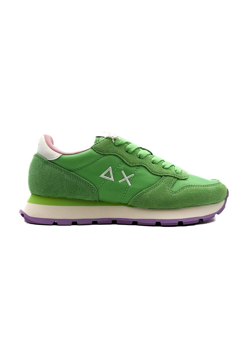 Sneaker verde con tomaia in suede e materiale sintetico, caratterizzata da suola viola, intersuola bianca e dettagli rosa pastello sul colletto e sulla linguetta.