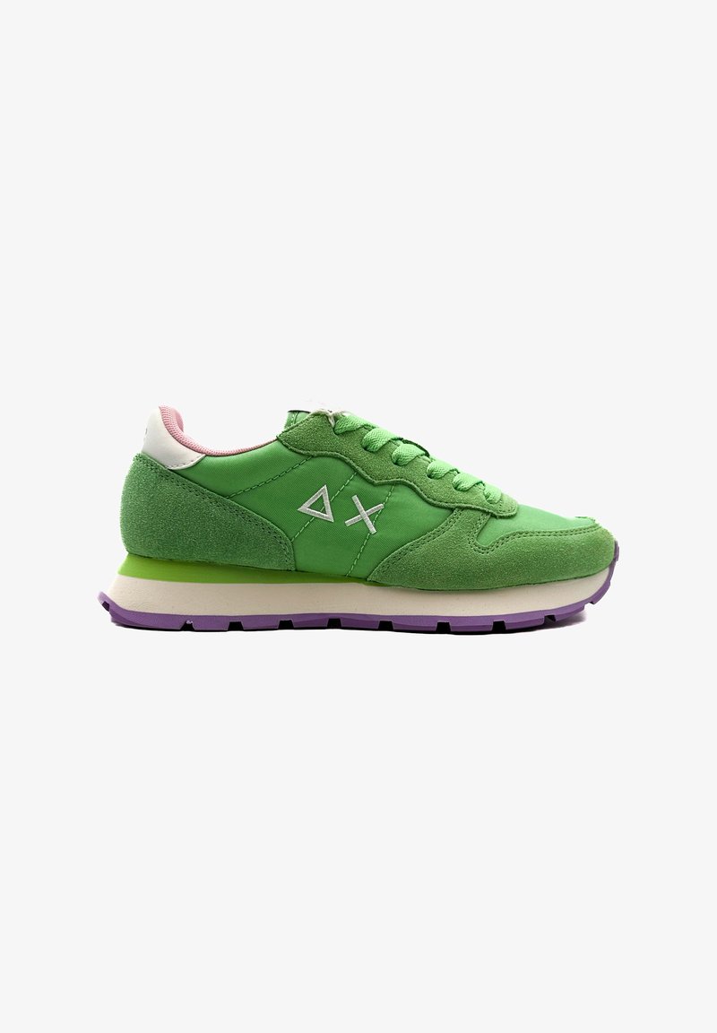 Sneaker verde con tomaia in suede e materiale sintetico, caratterizzata da suola viola, intersuola bianca e dettagli rosa pastello sul colletto e sulla linguetta.
