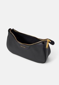 Funda de cuero negro con un diseño curvado, que cuenta con un cierre y accesorios dorados. El interior está forrado, mostrando un estilo minimalista.
