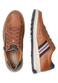 Baskets en cuir marron avec bout arrondi, fermeture à lacets, zip sur le côté, et accents navy et rayés sur la semelle intermédiaire. Semelle en caoutchouc pour une meilleure adhérence.