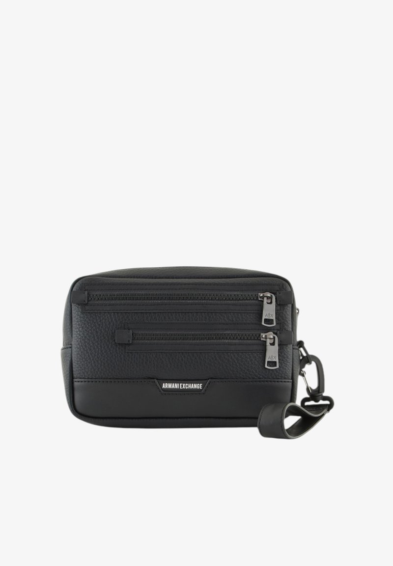 Borsa a tracolla nera in pelle con due tasche frontali con zip e tracolla regolabile. Presenta una texture sottile e un dettaglio del logo sulla parte frontale.