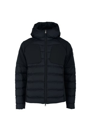 Giacca nera isolata con cappuccio, dotata di zip frontale, pannelli trapuntati e due grandi tasche sul petto con una texture liscia.