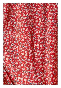 Tessuto floreale rosso con piccoli fiori bianchi e blu e steli verdi, superficie texturizzata in un materiale leggero, adatto per capi d'abbigliamento.