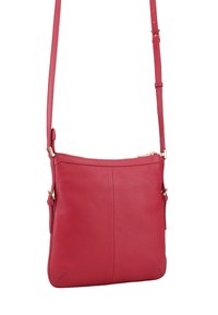 Rode leren schoudertas met verstelbare riem, ritssluiting en een lichte textuur. Heeft een zijzak met gouden hardwareaccents.