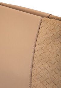 Beige handväska med slät läder och strukturerad vävd mockapanel, accentuerad med en ren söm längs kanten. Ren och modern design.