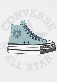 Zapatilla alta Converse de color azul claro con patrón de estrellas, suela de goma negra y rayas blancas. Presenta un parche con el logo y cordones azules.