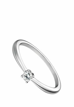 Anillo de plata con una banda lisa y pulida, y un diamante redondo central engastado en un diseño de seis garras. Diseño simple y elegante.