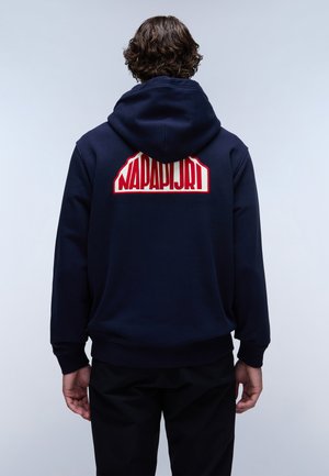 Marine hoodie met een groot rood en wit geborduurd "Napapijri" logo op de achterkant, voorzien van een kangoeroezak en ribgebreide manchetten en onderrand.