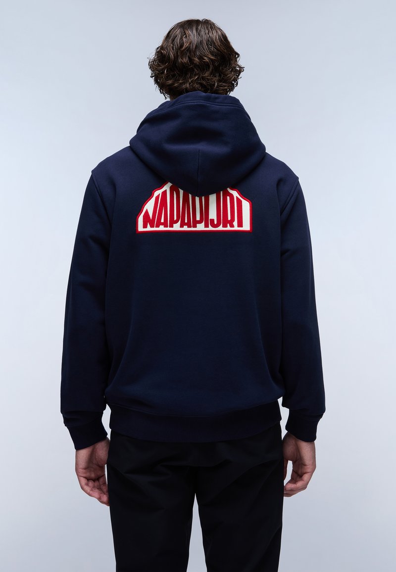 Marinblå hoodie med en stor röd och vit broderad "Napapijri"-logotyp på baksidan, som har en känguruficka samt ribbade ärmslut och nederkant.